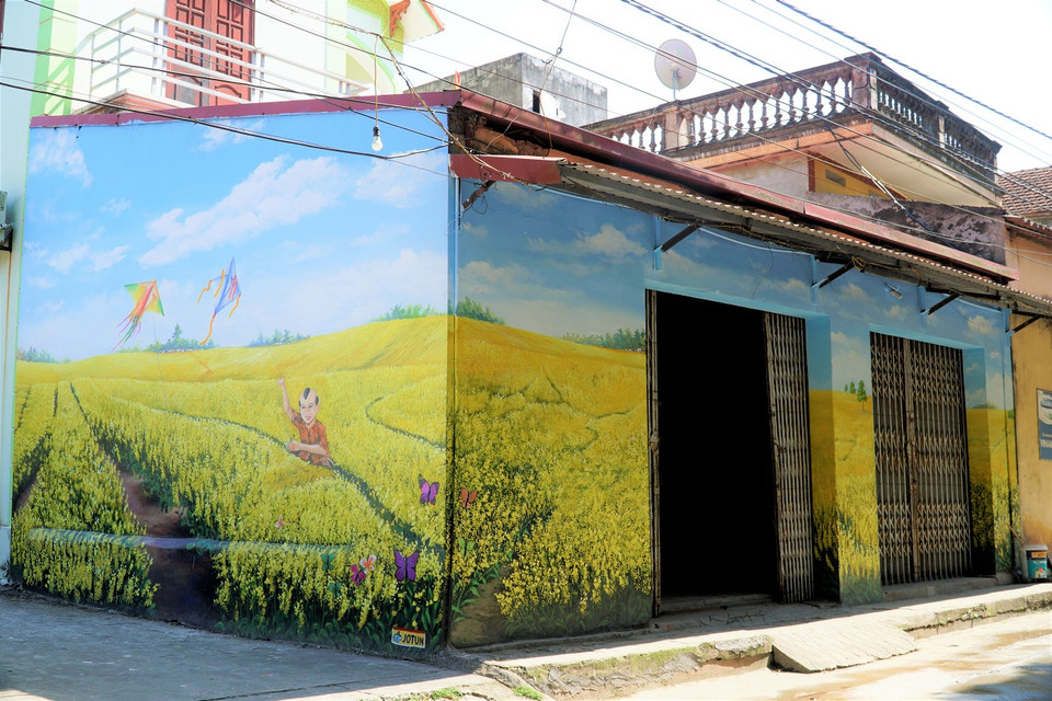 Với dự án nghệ thuật này, ngôi làng trở nên đẹp hơn, trữ tình hơn và trong tương lai có thể sẽ khai thác được tiềm năng du lịch. (Ảnh: Minh Hiếu/Vietnam+)