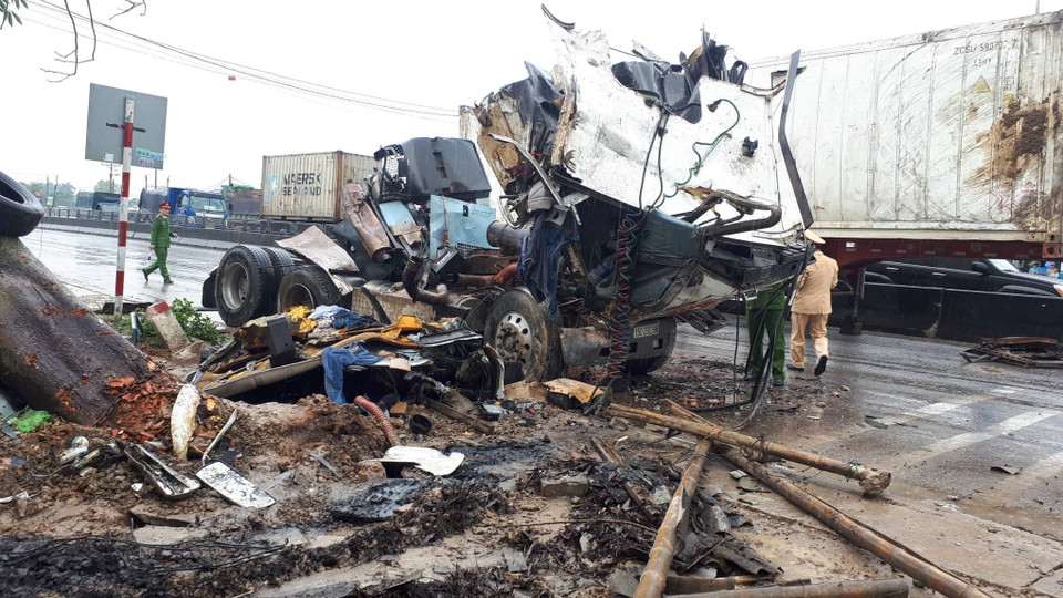 Cú va chạm mạnh khiến xe container biến dạng hoàn toàn.(Nguồn: Khiếu Tư/TTXVN)