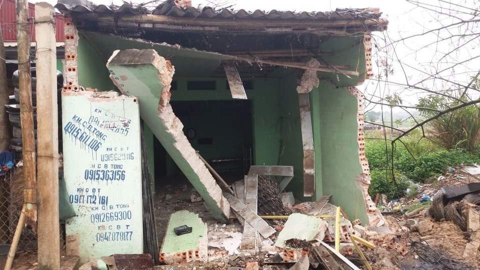 Một nhà dân ven quốc lộ bị hư hỏng nặng sau cú đâm liên hoàn của xe container. (Nguồn: Khiếu Tư/TTXVN)