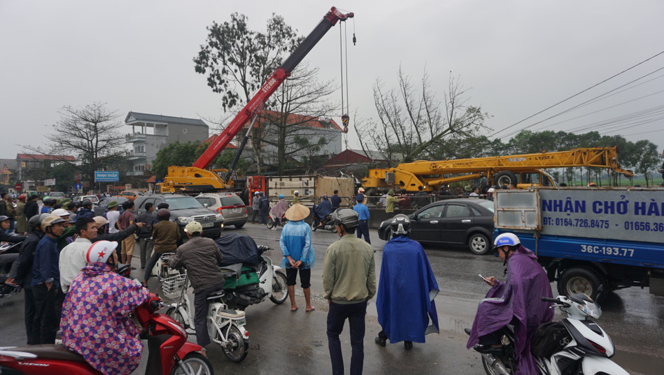 Xe gây tai nạn được kịp thởi cẩu đi để giải quyết ùn tắc. (Nguồn: Khiếu Tư/TTXVN)