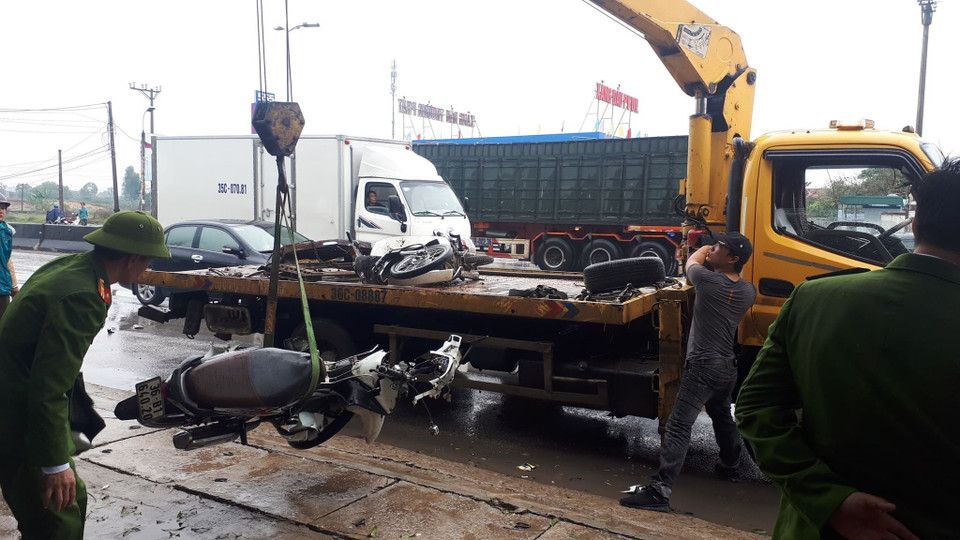 Các lực lượng chức năng kịp thời có mặt tại hiện trường để giải quyết hậu quả vụ tai nạn. (Nguồn: Khiếu Tư/TTXVN)