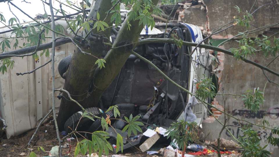 Xe container đâm liên hoàn trước khi lao vào nhà dân ven đường. (Nguồn: Khiếu Tư/TTXVN)