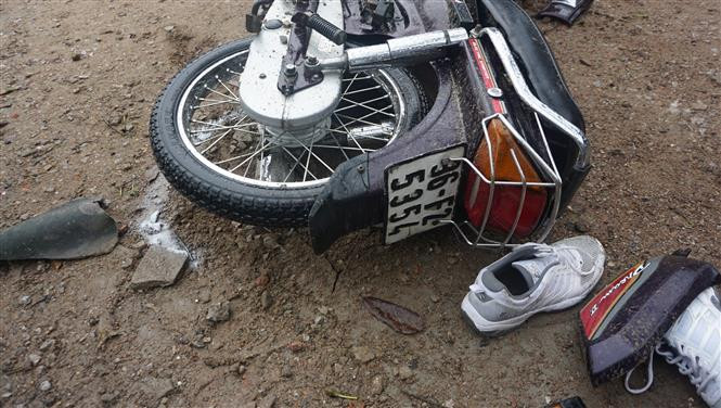 Nhiều xe máy bị hất văng sau vụ tai nạn kinh hoàng. (Nguồn: Khiếu Tư/TTXVN)