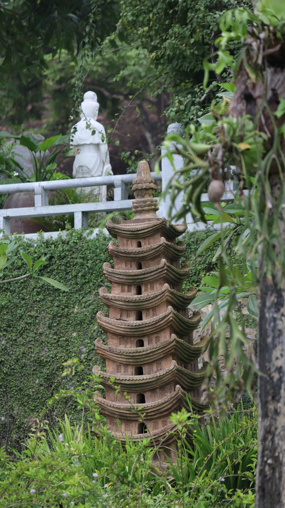 Bên trong chính điện, không gian thoáng với tượng Đức Thế Tôn, Bồ tát Địa Tạng, Tôn giả A Nan và Ca Diếp cùng 4 phô Tứ Đại Thiên Vương. Tất cả đều được tạc với kích cỡ lớn từ nguyên liệu gốm không nung. (Ảnh: Phan Lâm/Vietnam+)