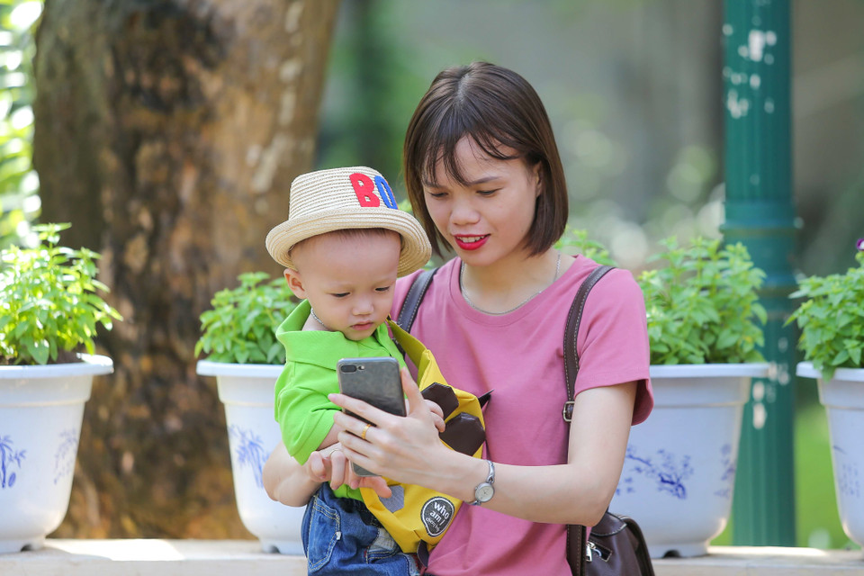 Dòng người chật kín các lối đi bộ trong công viên khiến du khách không đủ kiên nhẫn đã nhảy qua hàng rào, đi qua bãi cỏ bãi cỏ để sang đường khác. (Ảnh: Vietnam+)