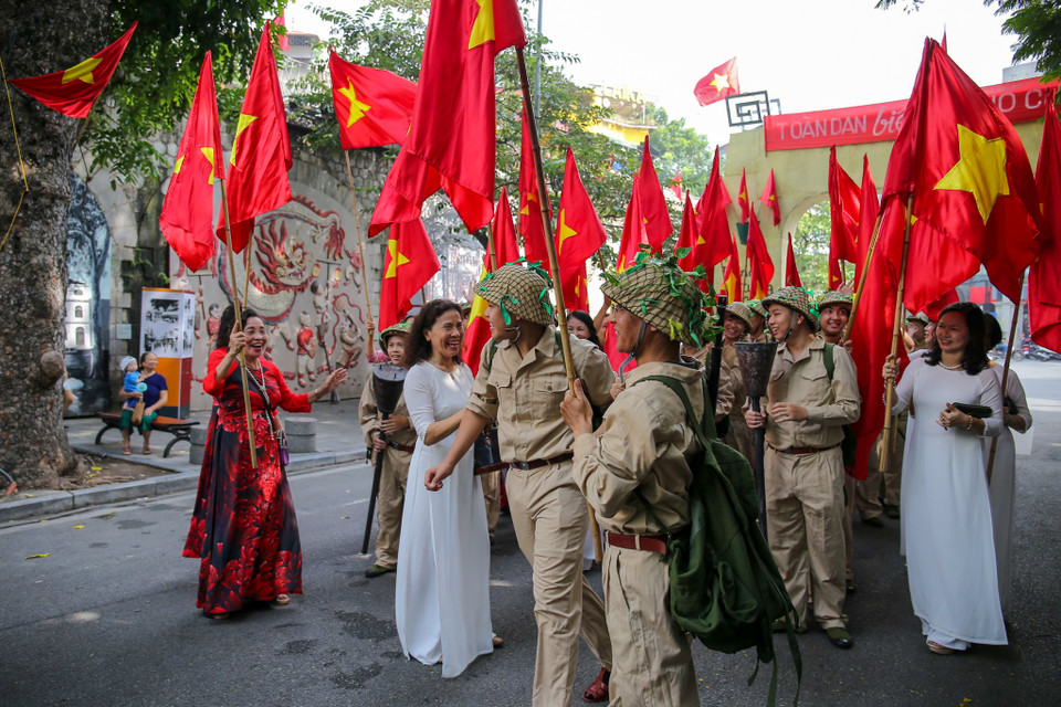 Chương trình “Ký ức Hà Nội - 65 năm” là lời tri ân của thế hệ hôm nay với thế hệ cha anh đã anh dũng hy sinh xương máu để giành độc lập, tự do cho Thủ đô, cho đất nước đồng thời giáo dục truyền thống cách mạng cho thế hệ trẻ. (Ảnh: Vietnam+)