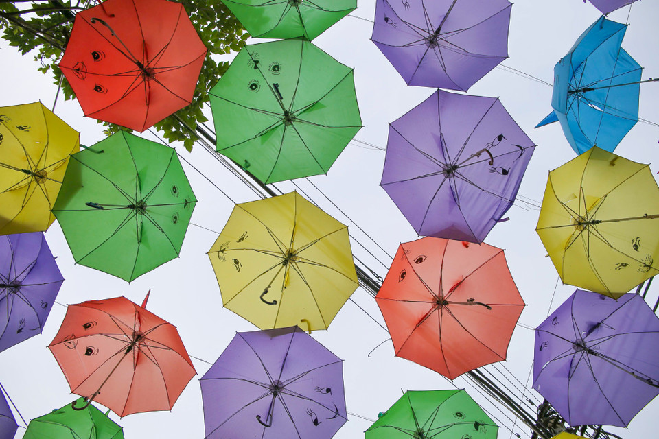 Làng Vạn Phúc như được khoác lên mình một chiếc áo mới. Không gian tại làng được trang trí tinh tế và mang đậm nét văn hóa làng lụa. (Ảnh: Vietnam+)