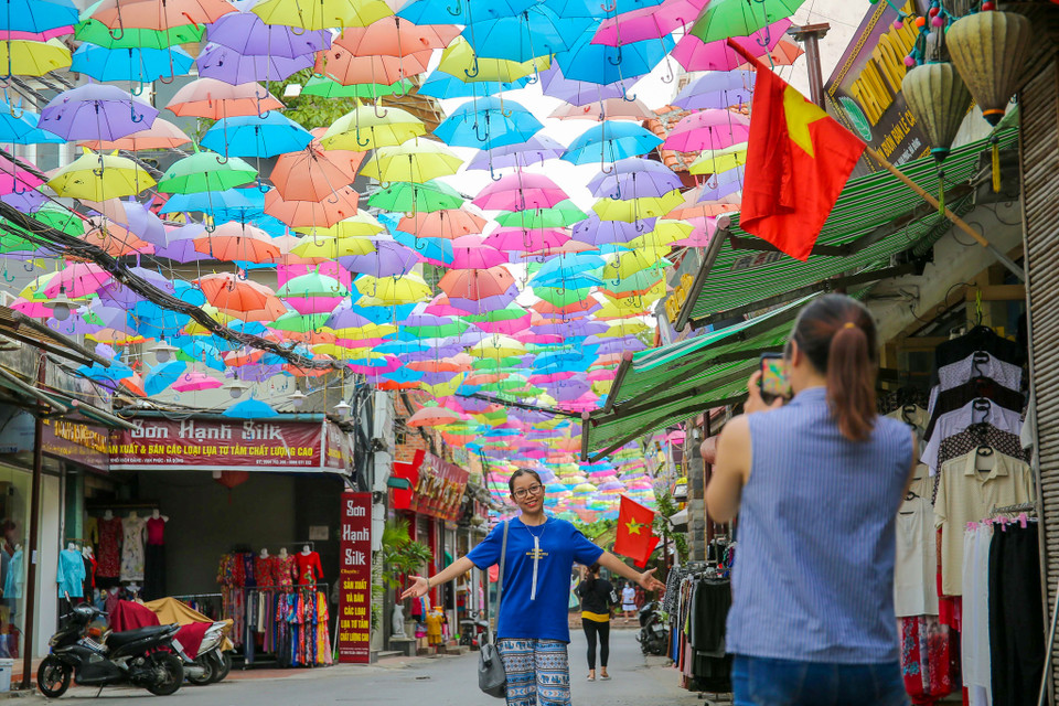 Rất nhiều người dân và khách du lịch tham quan trong ngày đầu tiên của Tuần lễ văn hóa, du lịch. (Ảnh: Vietnam+)