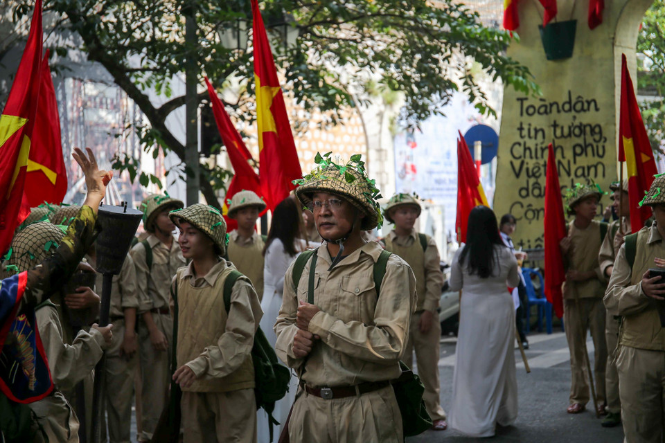 "Trùng trùng quân đi như sóng, lớp lớp đoàn quân tiến về/Chúng ta đi nghe vui lúc quân thù đầu hàng…". (Ảnh: Vietnam+)