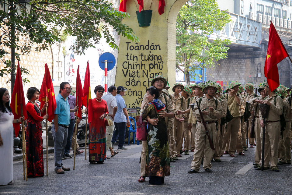 Trên phố Phùng Hưng, Ban tổ chức đã tái hiện dãy nhà trong phố cổ, từ vỉa hè, kéo hết chiều ngang của đường phố là một chiến lũy được xây dựng bằng các đồ dùng gia đình như: Cánh cửa, bàn, ghế, ghế băng công sở, tủ gỗ, chạn bát, gỗ, thân cây và bao cát… (Ảnh: Vietnam+)