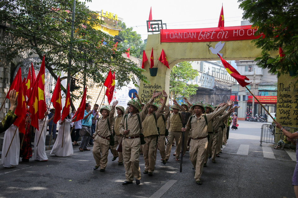 Hoạt cảnh thứ hai tái hiện lại không khí ngày quân ta tiến về Thủ đô Hà Nội (10-10-1954) với đường phố Hà Nội đã được chăng cờ hoa, khẩu hiệu rực rỡ. (Ảnh: Vietnam+)