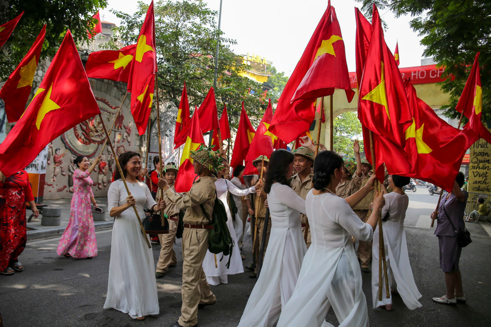 Đáng chú ý, tham gia diễn hoạt cảnh là hàng trăm người dân của quận Hoàn Kiếm, từ các cụ già, trung niên, các bạn trẻ cho đến các cháu thiếu nhi. (Ảnh: Vietnam+)
