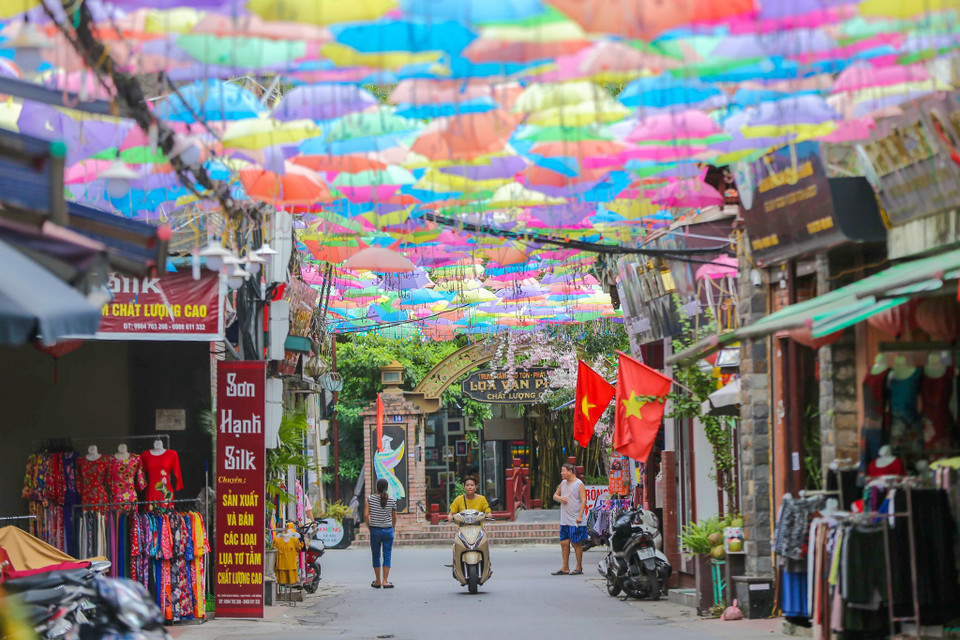 Ngay từ những ngày trước khi bắt đầu Tuần lễ văn hóa, du lịch, thương mại làng Vạn Phúc (8/11 - 17/11), “Thiên đường ô” đã trở thành một trong những điểm nhấn nổi bật nhất được nhiều người dân Thủ đô háo hức quan tâm. (Ảnh: Vietnam+)