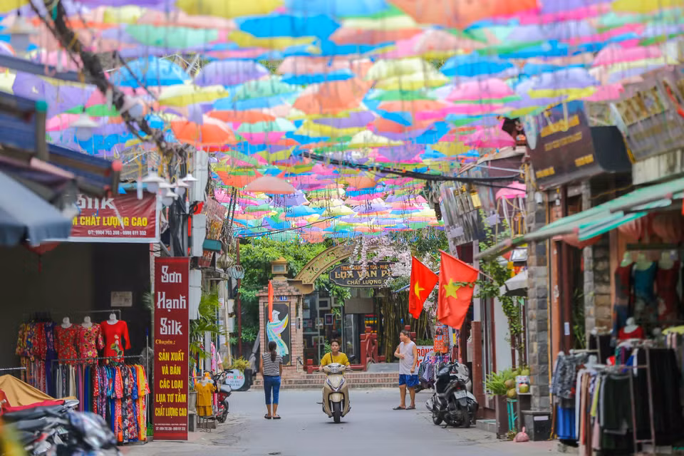 Ngay từ những ngày trước khi bắt đầu Tuần lễ văn hóa, du lịch, thương mại làng Vạn Phúc (8/11 - 17/11), “Thiên đường ô” đã trở thành một trong những điểm nhấn nổi bật nhất được nhiều người dân Thủ đô háo hức quan tâm. (Ảnh: Vietnam+)