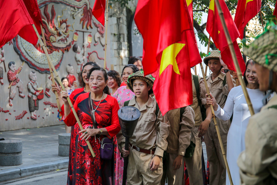 Đường phố rợp cờ hoa trong niềm vui sướng vỡ òa của Ngày Giải phóng Thủ đô. (Ảnh: Vietnam+)