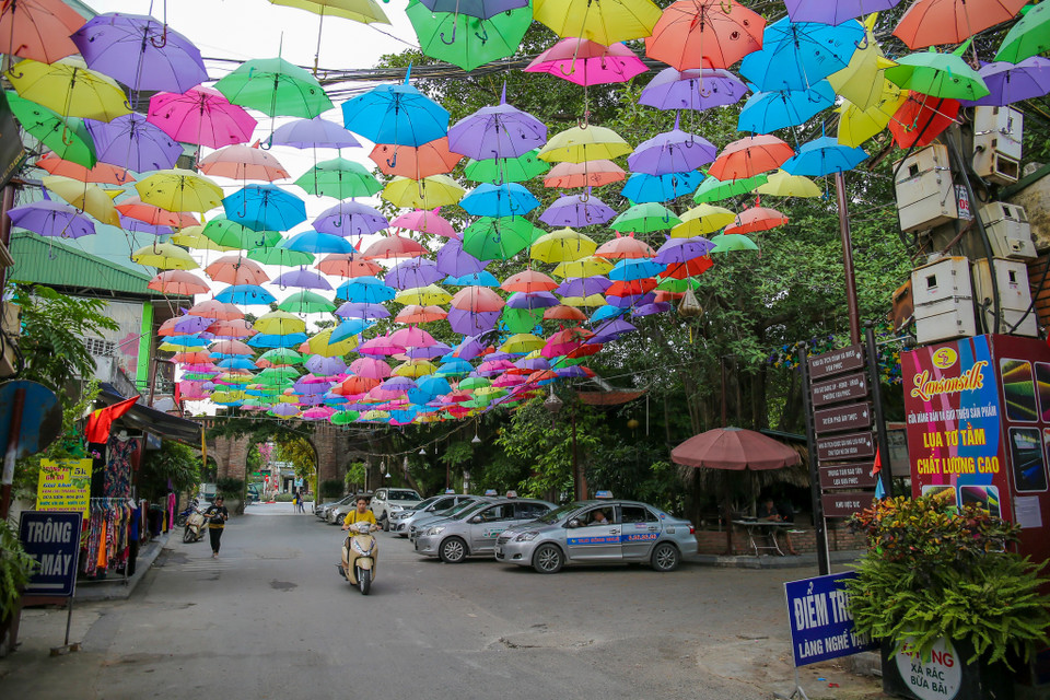 Trong đêm đầu tiên của Tuần lễ văn hóa, du lịch, thương mại tại làng, hàng ngàn người dân Thủ đô đã nô nức tới đây tham quan và chụp ảnh với “thiên đường ô”. Vì vậy, các hoạt động mua bán kinh doanh tại đây cũng diễn ra rất sôi động. (Ảnh: Vietnam+)