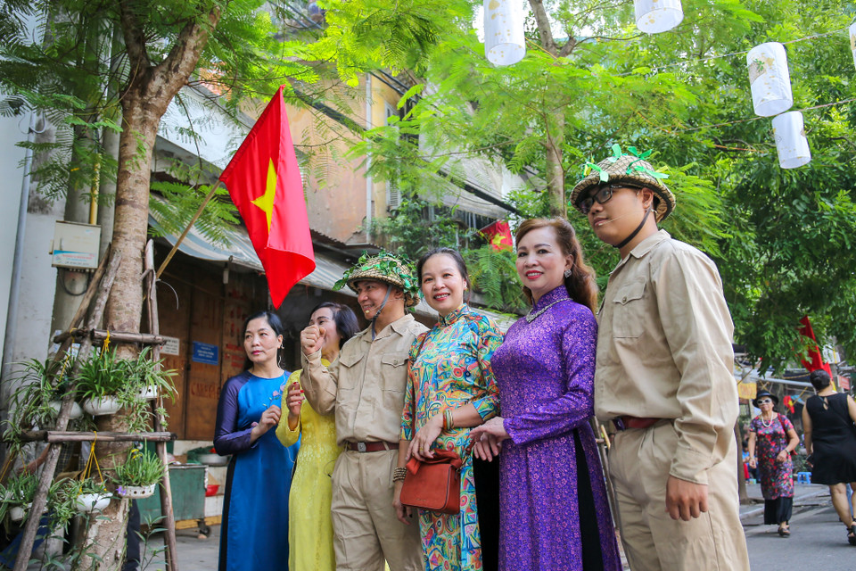 Chương trình tái hiện lại một số hình ảnh của Thủ đô Hà Nội khi bước vào cuộc trường kỳ kháng chiến (cuối năm 1946) và Ngày trở về, ngày giải phóng Thủ đô (10-10-1954) ở hai đầu của đường bích họa Phùng Hưng (ngã ba Phùng Hưng - Lê Văn Linh và ngã ba Phùng Hưng - Hàng Cót). (Ảnh: Vietnam+)