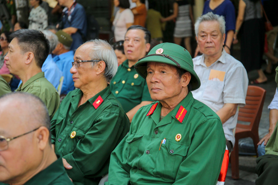 Chương trình mang đến cho khán giả không khí của Thủ đô những ngày quân và dân chiến đấu 60 ngày đêm trên đường phố. (Ảnh: Vietnam+)