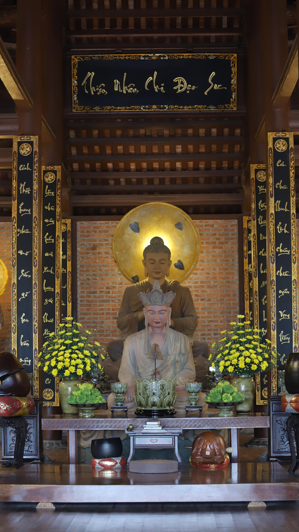 Những cổ vật phát lộ tự nhiên trong quá trình xây dựng chùa như: tượng hình chim Garuda, ngói mũi hài, chân tảng hoa sen, gạch hình rồng, bia khắc đá viền công phượng và nhiều đồ gốm sứ khác,... (Ảnh: Phan Lâm/Vietnam+)