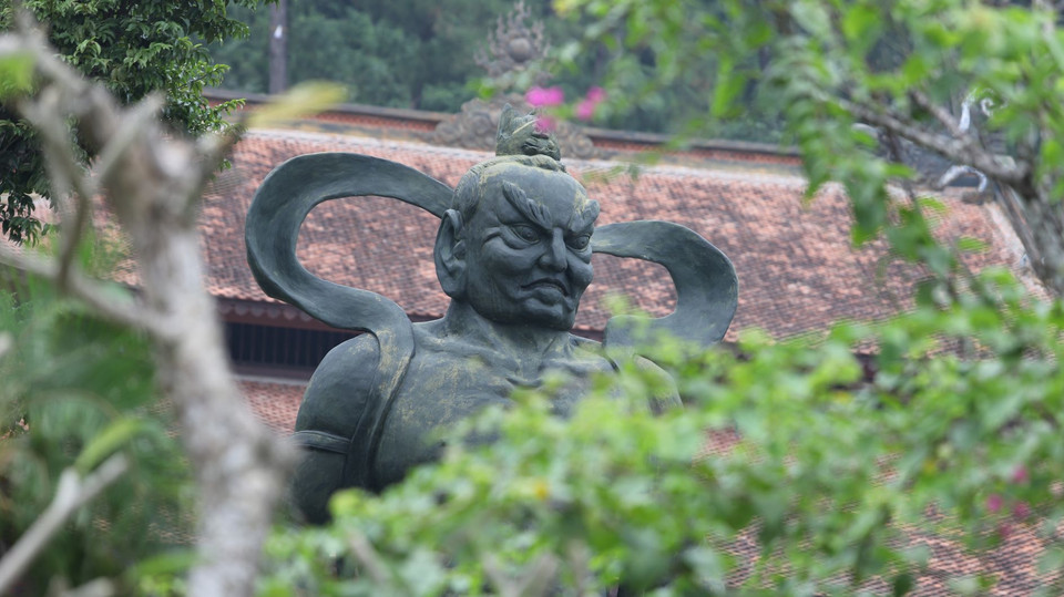 Khuôn viên chùa nằm lọt vào rừng cây dưới chân núi gồm tòa Tam bảo, nhà thờ tổ, nơi thờ Đức Ông, đức Thánh hiền; nhà ở, giảng đường, nhà khách, nơi ở của phật tử. (Ảnh: Phan Lâm/Vietnam+)