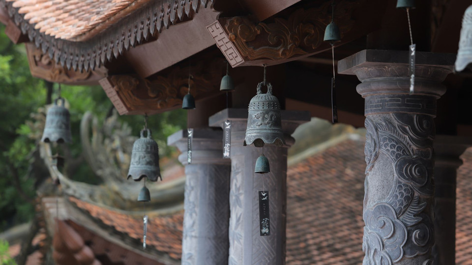 Địa Tạng Phi Lai có nhiều góc sân được rải đá trắng, những đầm sen với cá vàng bơi lội và những cây hoa đua sắc. (Ảnh: Phan LâmVietnam+)