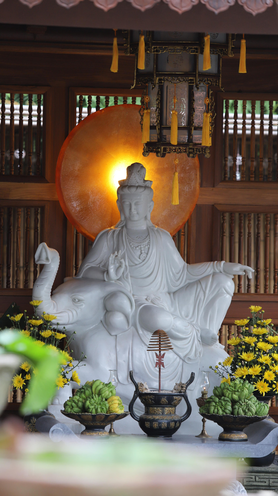 Chùa được xây dựng từ thế kỷ 10, sau chiến thắng Chiêm Thành, các tù binh được đưa về đây xây dựng chùa. Vì thế, gạch ngói nơi đây mang kiến trúc Chăm – pa rõ nét, nhiều mẫu gạch cổ sau mưa gió phát lộ, thi thoảng vẫn được sư thầy và các chú tiểu tìm thấy và lưu giữ cẩn thận. (Ảnh: Phan Lâm/Vietnam+)