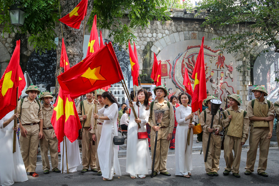 Tái hiện giây phút lãng mạn và tình quân dân gắn bó trong những tháng ngày chiến đấu ác liệt. (Ảnh: Vietnam+)