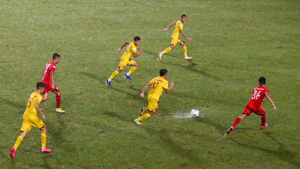 Dù mưa to và nặng hạt song ông Park vẫn cho các cầu thủ thi đấu. (Ảnh: Phúc Tá/Vietnam+)