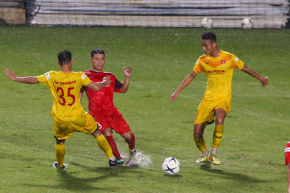 Đợt tập trung này của U22 Việt Nam có tới 47 cầu thủ nên sự cạnh tranh cao. Cầu thủ nào cũng muốn thể hiện hết bản thân để tìm kiếm vị trí chính thức. (Ảnh: Phúc Tá/Vietnam+)