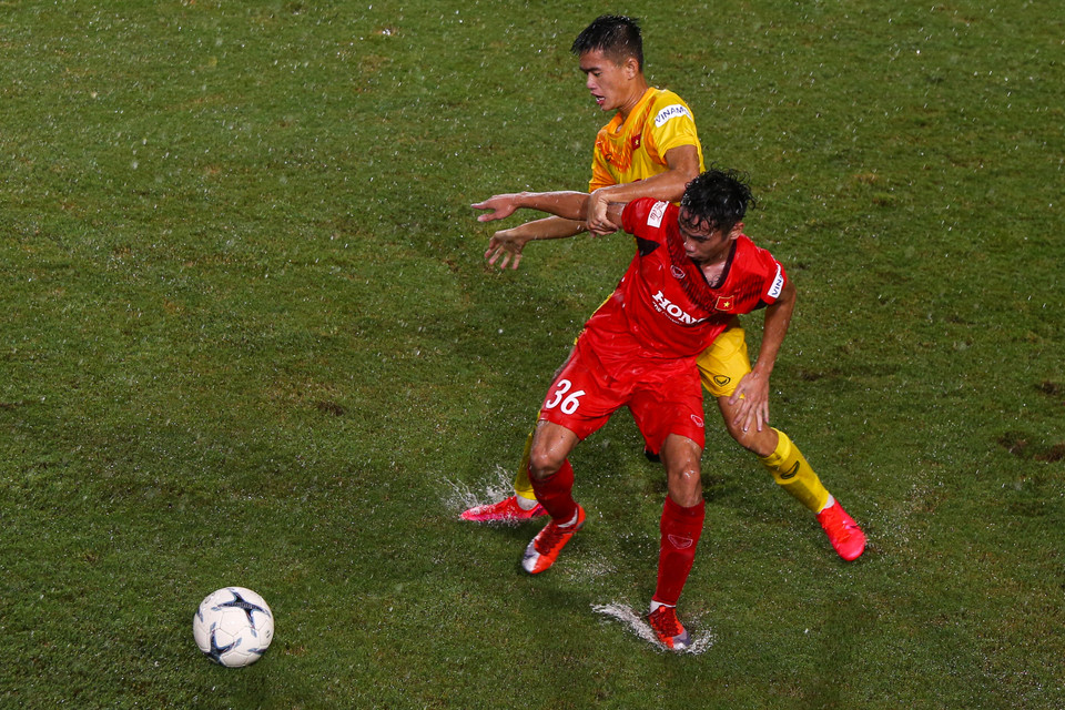 Trong khi đó, trận đấu thứ hai diễn ra lúc 18 giờ 30 và gặp phải cơn mưa lớn. (Ảnh: Phúc Tá/Vietnam+)