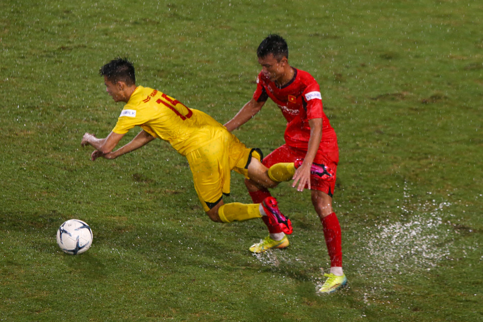 …nhưng vấp phải nhiều khó khăn bởi cơn mưa. (Ảnh: Phúc Tá/Vietnam+)