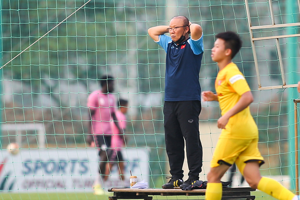 Trong khi đó, huấn luyện viên Park Hang-seo chỉ đạo U22 Việt Nam thi đấu nội bộ ở sân bên cạnh. (Ảnh: Phúc Tá/Vietnam+)