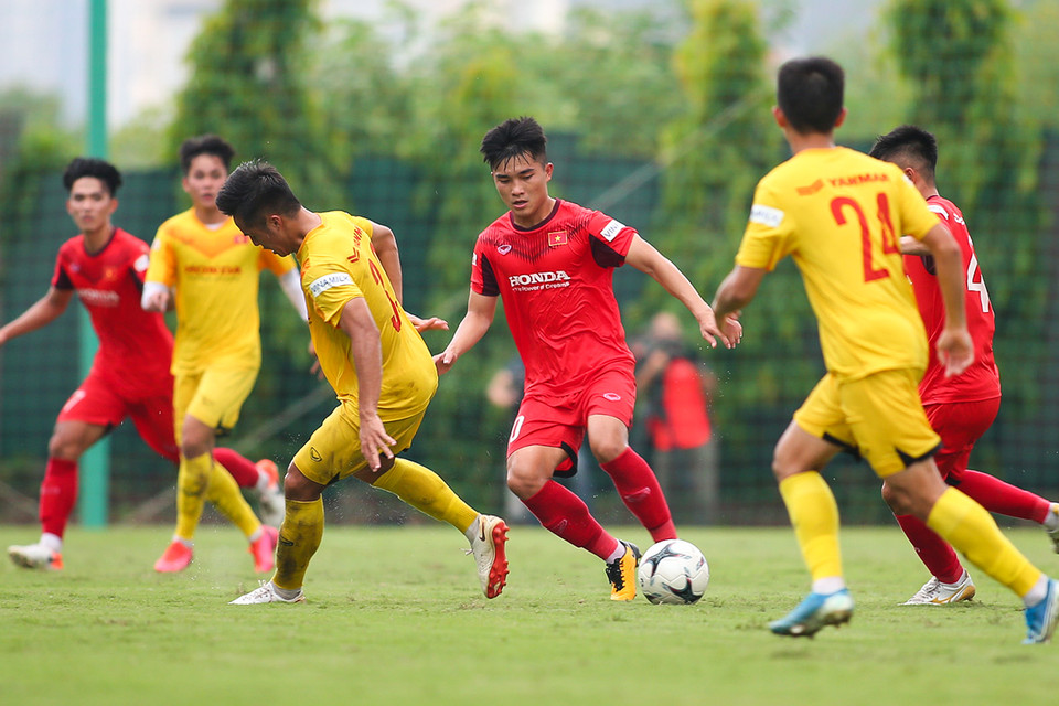 Ông Park chia U22 Việt Nam thành 4 đội và cho thi đấu 2 trận nội bộ trong chiều 24/8. . (Ảnh: Phúc Tá/Vietnam+)