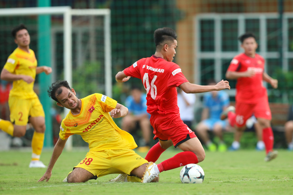 Nhóm cầu thủ ở trận đấu này thi đấu nỗ lực nhưng có phần quyết liệt nên nhiều pha phạm lỗi xuất hiện liên tục. Điều này khiến huấn luyện viên Park Hang-seo chưa hài lòng. (Ảnh: Phúc Tá/Vietnam+)