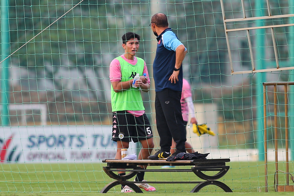 Đoàn Văn Hậu gặp lại huấn luyện viên Park Hang-seo khi U22 Việt Nam và Hà Nội FC cùng tập luyện tại Trung tâm đào tạo bóng đá trẻ Việt Nam (Hà Nội) chiều 24/8. (Ảnh: Phúc Tá/Vietnam+)