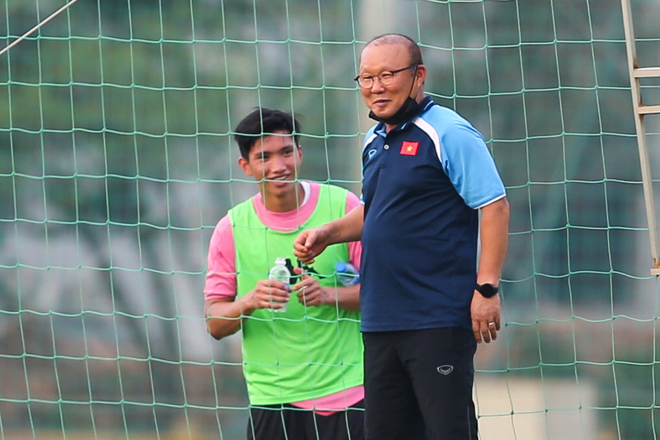 Gặp lại sau hơn nửa năm, ông thầy người Hàn Quốc nói chuyện, hỏi thăm nhiều với Đoàn Văn Hậu. (Ảnh: Phúc Tá/Vietnam+)