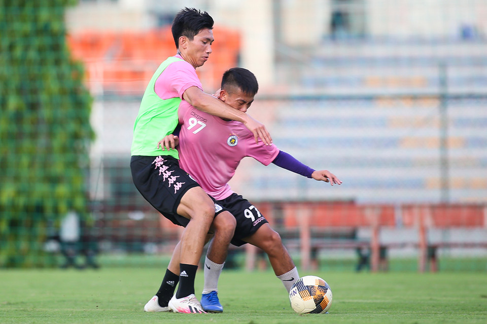 Chiều 24/8, Đoàn Văn Hậu tập luyện cùng Hà Nội FC với mục tiêu lấy lại phong độ cao do trải qua thời gian dài không thi đấu ở môi trường bóng đá châu Âu. (Ảnh: Phúc Tá/Vietnam+)