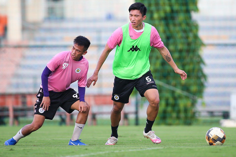 Đoàn Văn Hậu vừa kết thúc hợp đồng với SC Heerenveen, phải trải qua thời gian dài di chuyển từ châu Âu về Việt Nam và có 14 ngày cách ly tại Quảng Ninh. (Ảnh: Phúc Tá/Vietnam+)