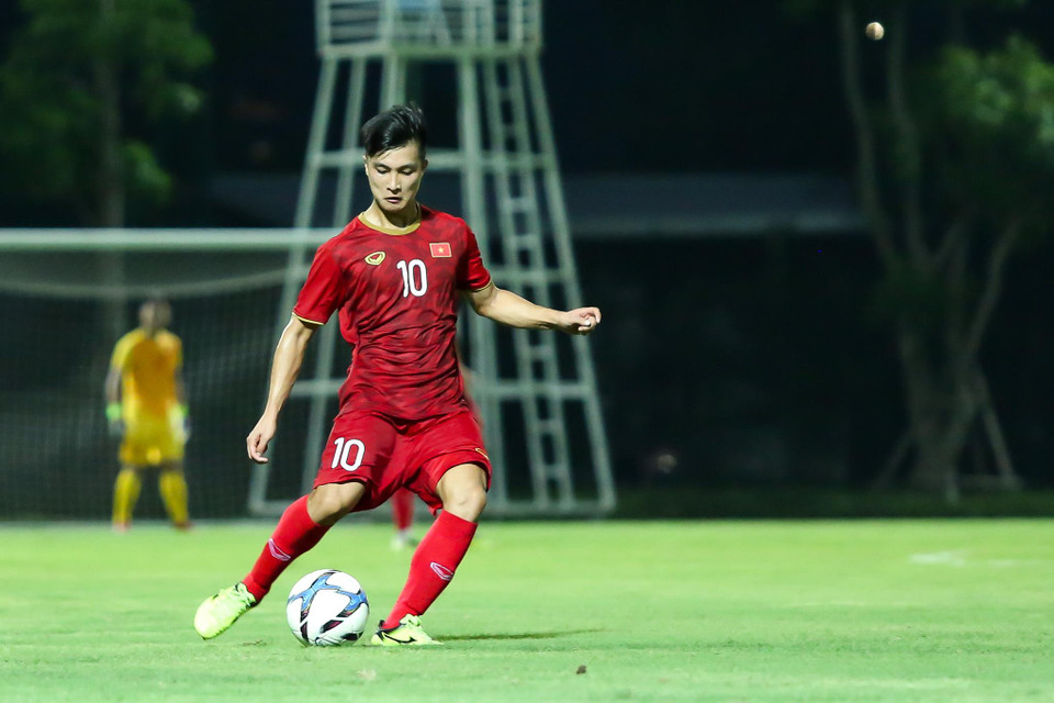 Tại U22 Việt Nam, cầu thủ sinh năm 1997 này được xếp thi đấu ở vị trí tiền vệ trung tâm với vai trò cầm nhịp lối chơi và tổ chức tấn công. (Ảnh: Nguyên An)