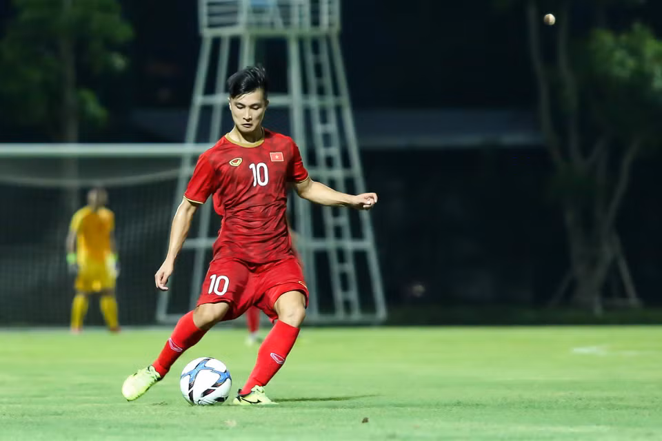 Tại U22 Việt Nam, cầu thủ sinh năm 1997 này được xếp thi đấu ở vị trí tiền vệ trung tâm với vai trò cầm nhịp lối chơi và tổ chức tấn công. (Ảnh: Nguyên An)