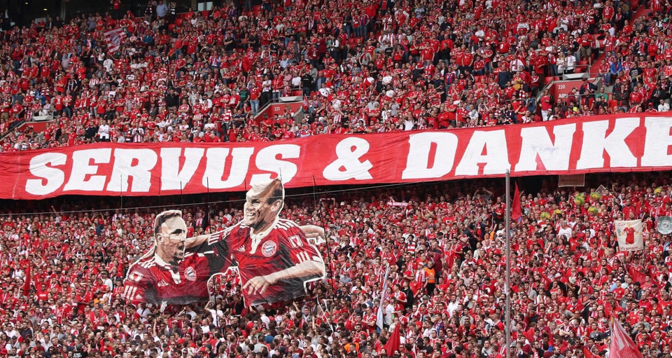 Lời cảm ơn của fan với đôi cánh Robery trên khán đài