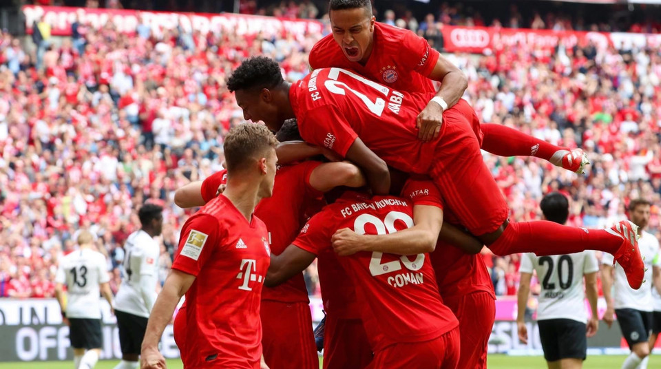 Đồng đội vô cùng vui mừng và phấn khích 