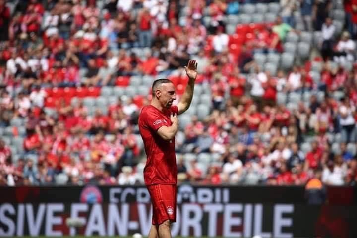 Lão tướng 36 tuổi Ribery đã thi đấu cho Hùm xám xứ Bavaria 12 mùa giải với 424 trận, ghi 124 bàn thắng trên mọi mặt trận, cùng Bayern giành 1 Champions League, 9 vô địch Đức (Bundesliga), 5 DFB-Pokal, 2 DFL-Supercup, 1 siêu cúp châu Âu, 1 FIFA Club World Cup và 1 DFB-ligapokal.