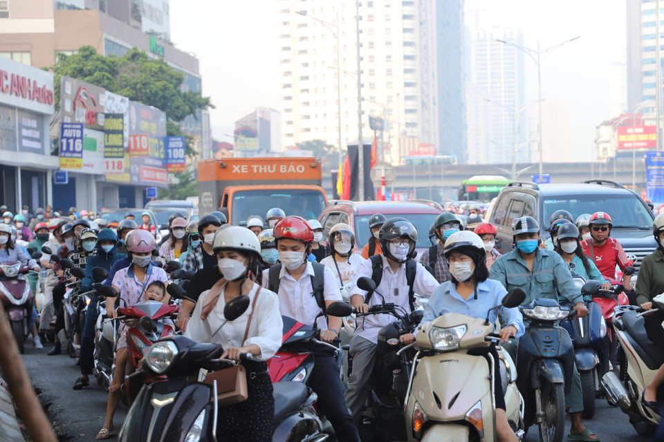 Vì phương tiện không thoát kịp nút giao này trong thời gian đèn xanh có hiệu lực nên giao thông ở khu vực cửa hầm chui Lê Văn Lương và đoạn giao cắt này rất đông đúc. (Ảnh: Hoài Nam/Vietnam+)