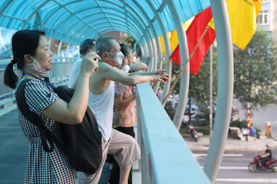 Người dân phấn khởi ghi hình, ngắm nhìn công trình giao thông 3 tầng tại khu vực này, chia sẻ với phóng viên, chị Thúy (Hà Đông, Hà Nội) cho biết: 'Tôi rất háo hức xem giao thông thay đổi thế nào bởi bấy lâu nay dân đi qua đây vất vả lắm rồi.’ (Ảnh: Hoài Nam/Vietnam+)