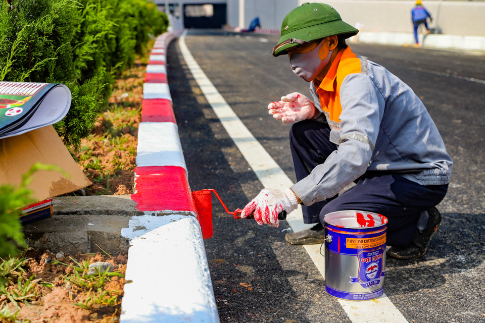 Những ngày qua, việc thi công dự án gặp nhiều khó khăn khi mà các hạng mục cuối cùng như sơn, kẻ vạch đường, lắp hệ thống chiếu sáng không thể thi công liên tục được do mưa lớn kéo dài. (Ảnh: Hoài Nam/Vietnam+)