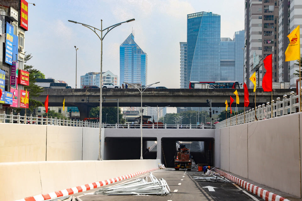 Công trình có kết cấu bằng bê tông cốt thép, dài 475 mét. Trong đó, phần hầm kín dài 95 mét, hầm hở và gờ chắn dẫn vào hầm kín dài 380 mét. Mỗi chiều hầm rộng 7,5 mét, gồm hai làn xe cơ giới. (Ảnh: Hoài Nam/Vietnam+)