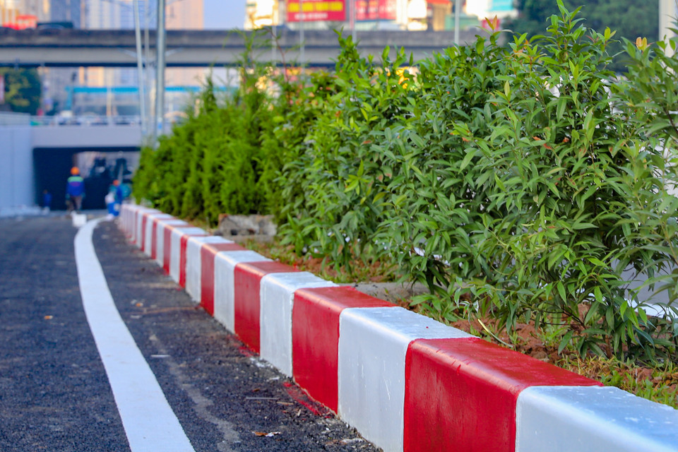 Trước đó, dải phân cách giữa hầm chui được trồng nhiều cây xanh để tạo cảnh quan cho con đường. (Ảnh: Hoài Nam/Vietnam+)