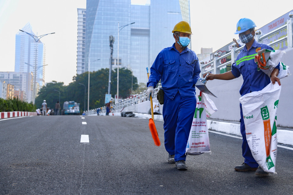 Bên cạnh những hạng mục đang hoàn thiện thi công, công nhân cũng kết hợp với dọn vệ sinh công trường. (Ảnh: Hoài Nam/Vietnam+)
