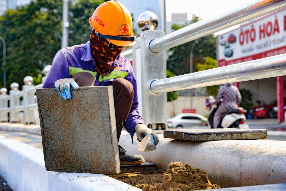 Về cơ bản các hạng mục lớn đều đã hoàn thành. Công nhân hoàn thiện những viên gạch lát cuối cùng của công trình. (Ảnh: Hoài Nam/Vietnam+)